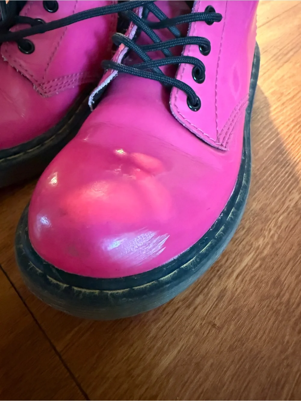 Dr. Martens bold hot